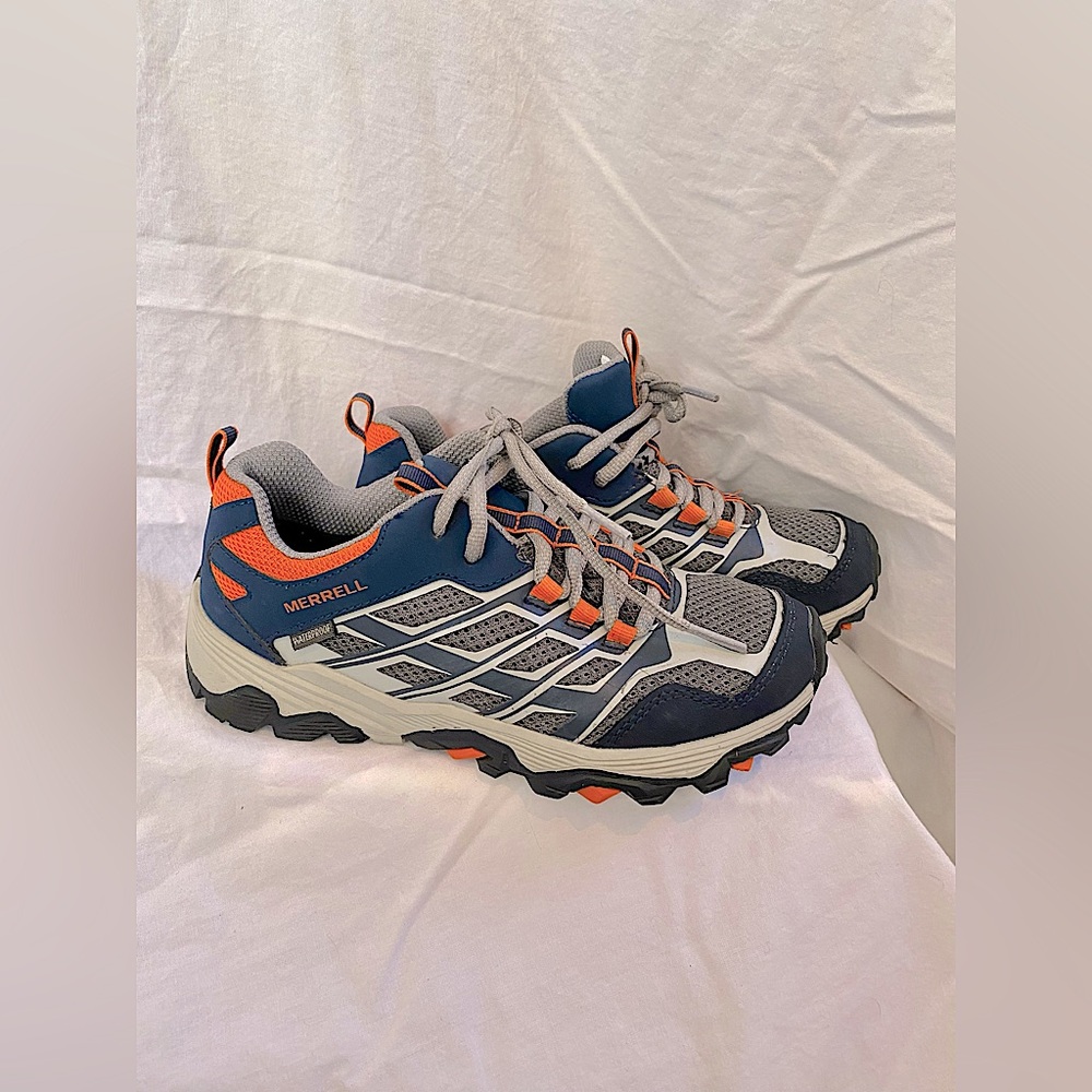 LIKE NEW CONDITION. Merrell size 2.5youth lace up sneaker